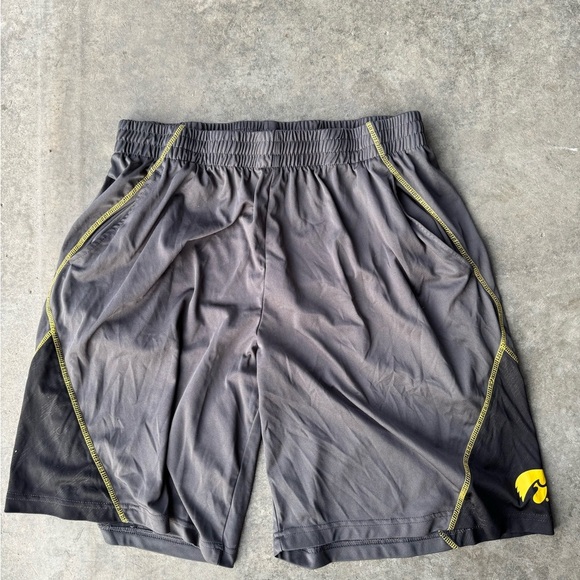 MENS IOWA HAWKEYE SHORTS SIZE XXL - Picture 1 of 3